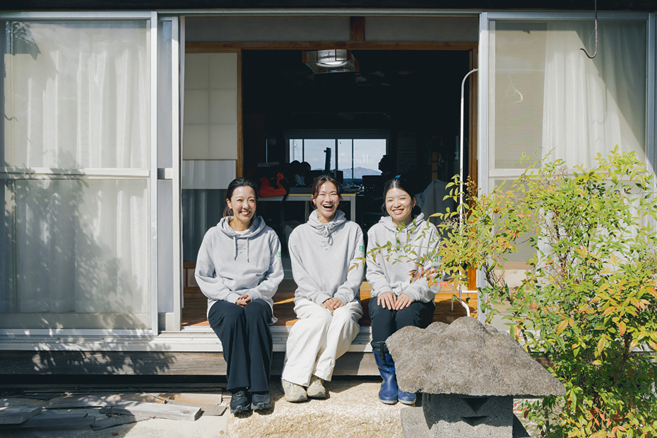 「瀬戸内オリーブ基金」の事務局メンバー。左から松澤千穂さん、清水萌さん、塩川ゆうりさん