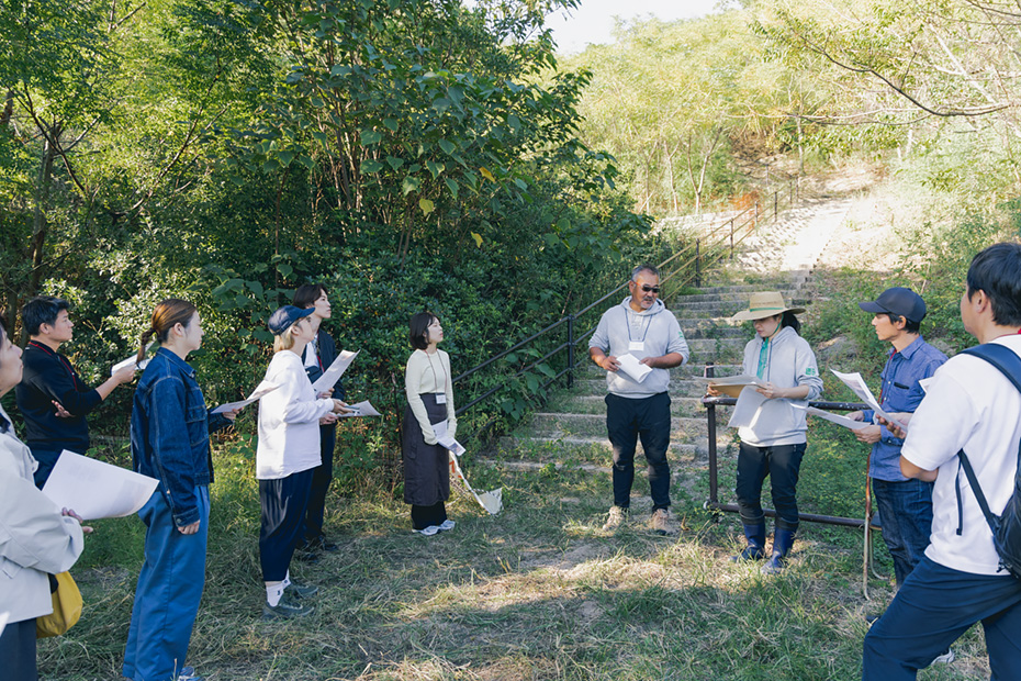 1970年代にガラス原料の珪砂を採取するため表土が全面的に除去されたが、産業廃棄物は投入されなかった場所。自然植生を回復させる活動を行う嶋教授は右から4人目