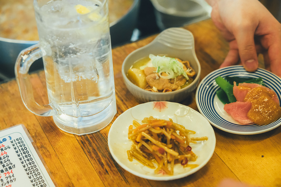 焼酎ハイボール（250円）と、煮込み（150円）、まぐろぬた（250円）にきんぴら（160円）