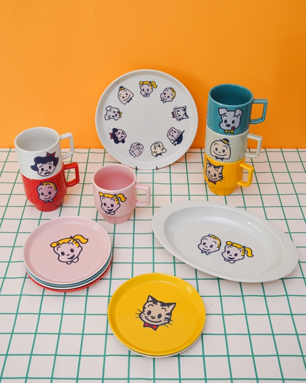 長崎の波佐見焼ブランド〈HASAMI〉と〈オサムグッズ〉の出会い。「愛される道具」から生まれたプレートとマグ