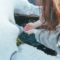湧き水を汲む体験