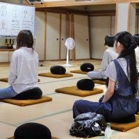 「しばた寺びらき」　坐禅の様子