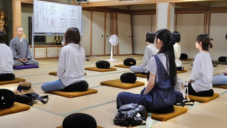 「しばた寺びらき」　坐禅の様子