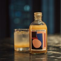 山梨発のドリンクブランド〈SOIL〉が提案する夜のジンジャーエール アダルトピーチジンジャー