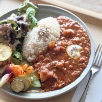 喫茶Piricaの「地鶏と季節野菜のスパイストマトカレー」