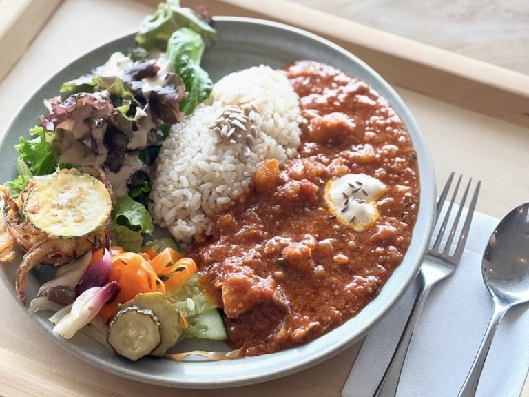 喫茶Piricaの「地鶏と季節野菜のスパイストマトカレー」