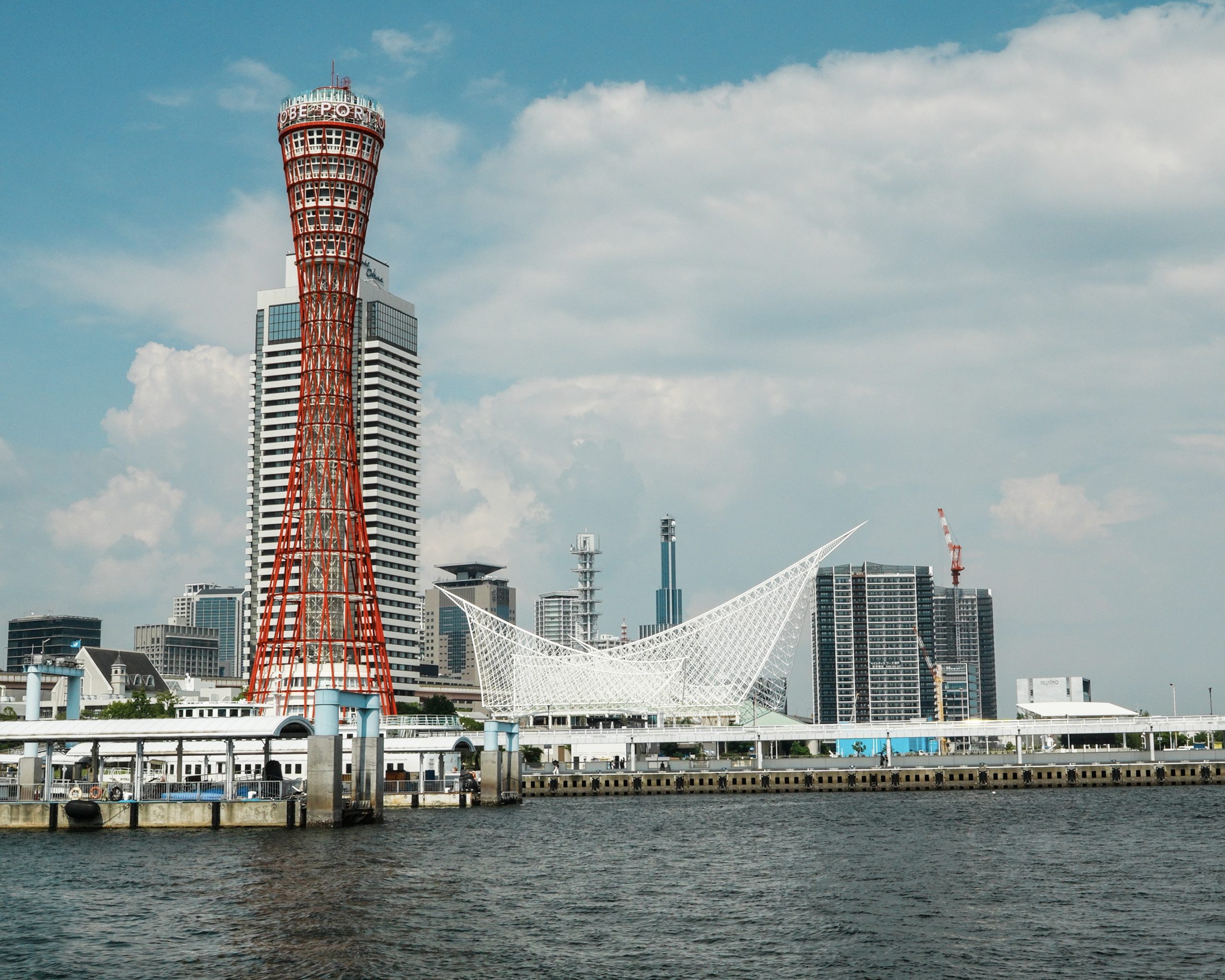 神戸ポートタワーと港の景色