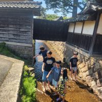 森尾川で水遊びする様子