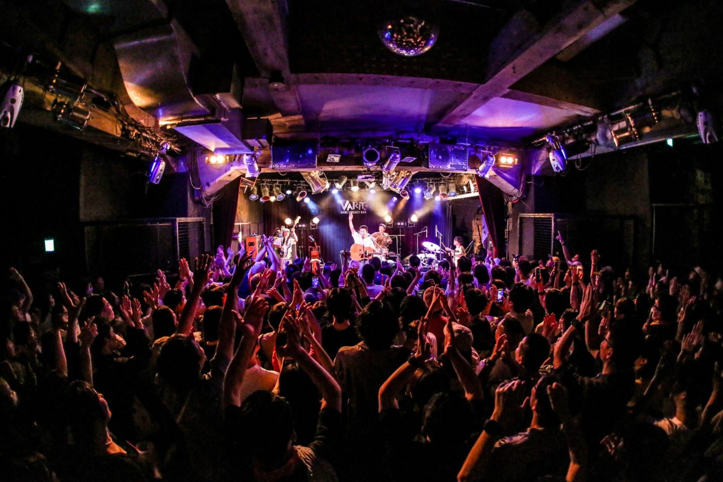 神戸VARITでライブをする眞名子新さん