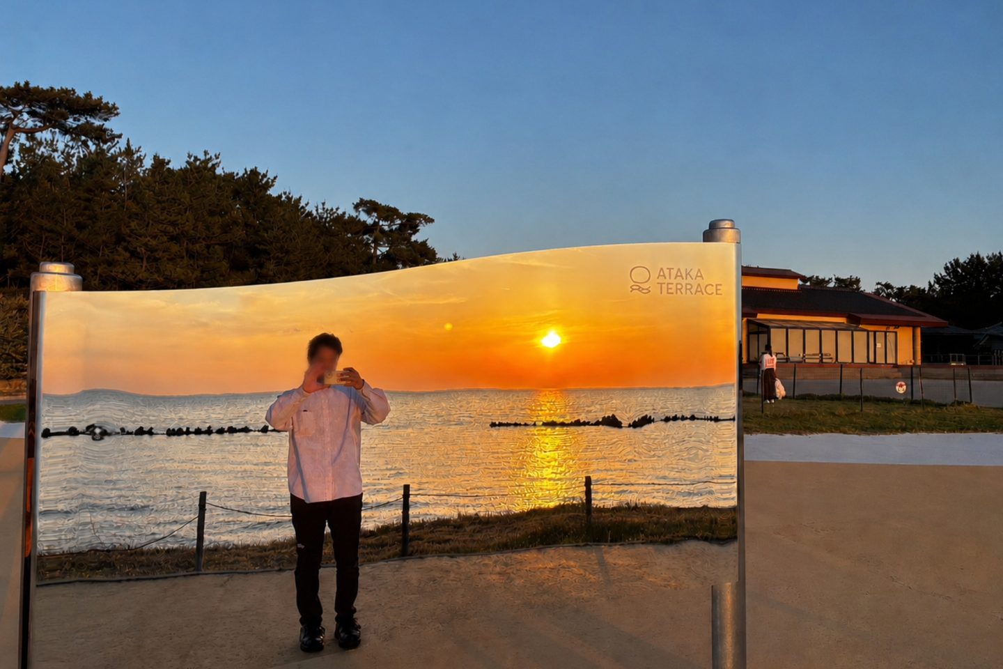 夕日と日本海が映り込む「鏡の勧進帳」