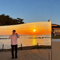 夕日と日本海が映り込む「鏡の勧進帳」