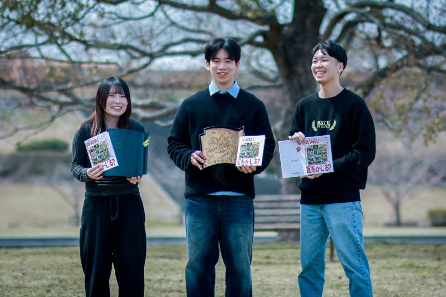 パンフレット制作を担当した神戸芸術工科大学の学生3名。