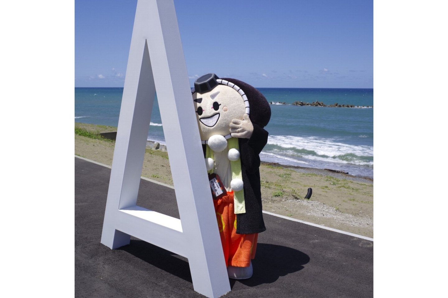日本海を背景に設置された「A」のモニュメント