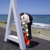 日本海を背景に設置された「A」のモニュメント