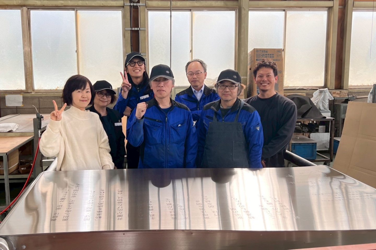 デザイナーの横山真紀さんと製作に携わった関係者