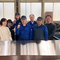 デザイナーの横山真紀さんと製作に携わった関係者