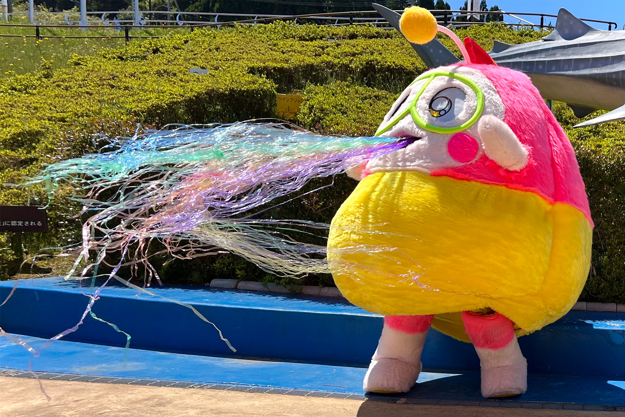 特技のレインボーシャワーを披露するプク丸ちゃん。