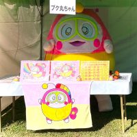 ブースに立つプク丸ちゃん