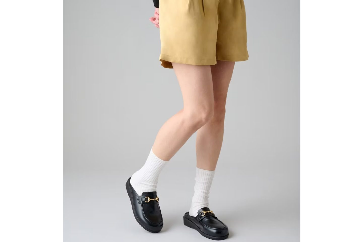 日常の装いに合わせた「Sabrina」の着用イメージ