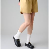 日常の装いに合わせた「Sabrina」の着用イメージ