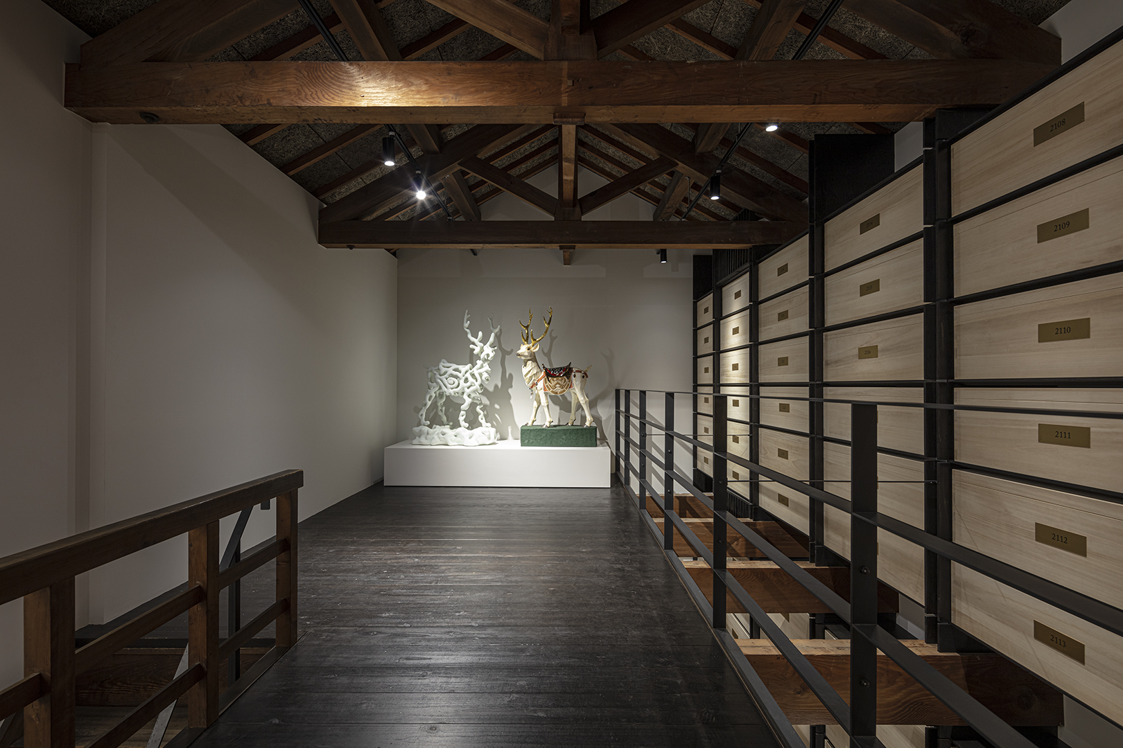 中川政七商店〈鹿猿狐ビルヂング〉内の〈時蔵〉2階に展示されている「二体の鹿」オブジェ
撮影：SATOSHI ASAKAWA