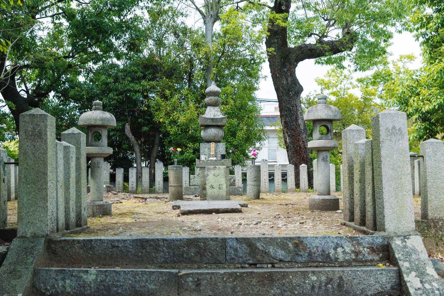 郡山城内で没した秀長の墓所〈大納言塚〉