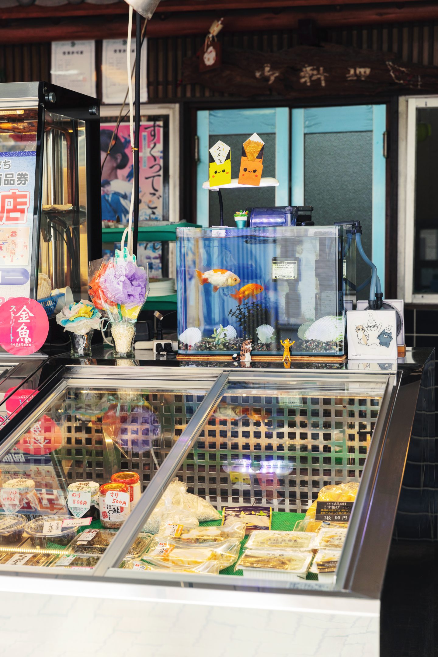〈柳町商店街〉の鮮魚店〈成駒〉の店頭に置かれた水槽