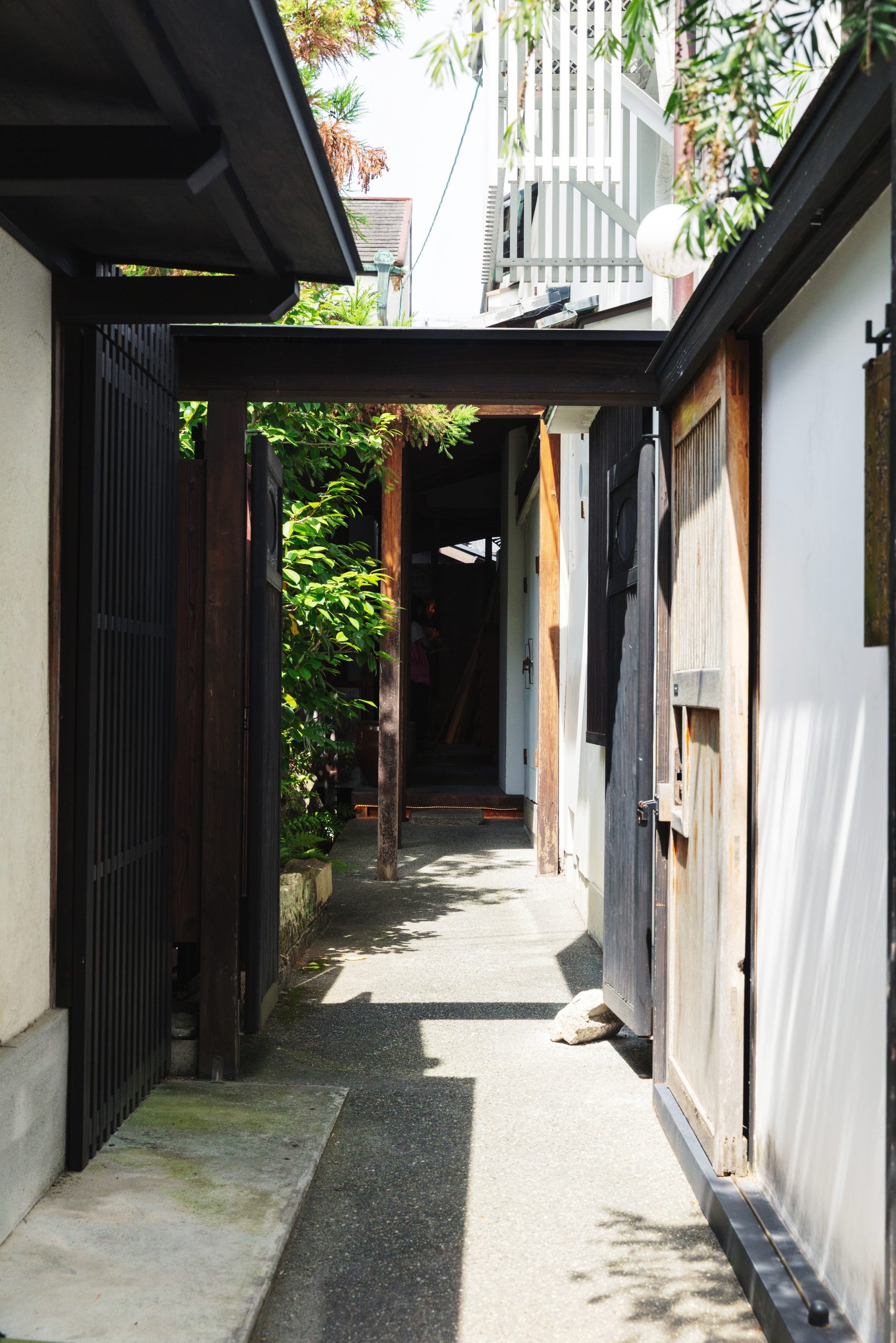 〈鹿猿狐ビルヂング〉の母屋へ続く通路