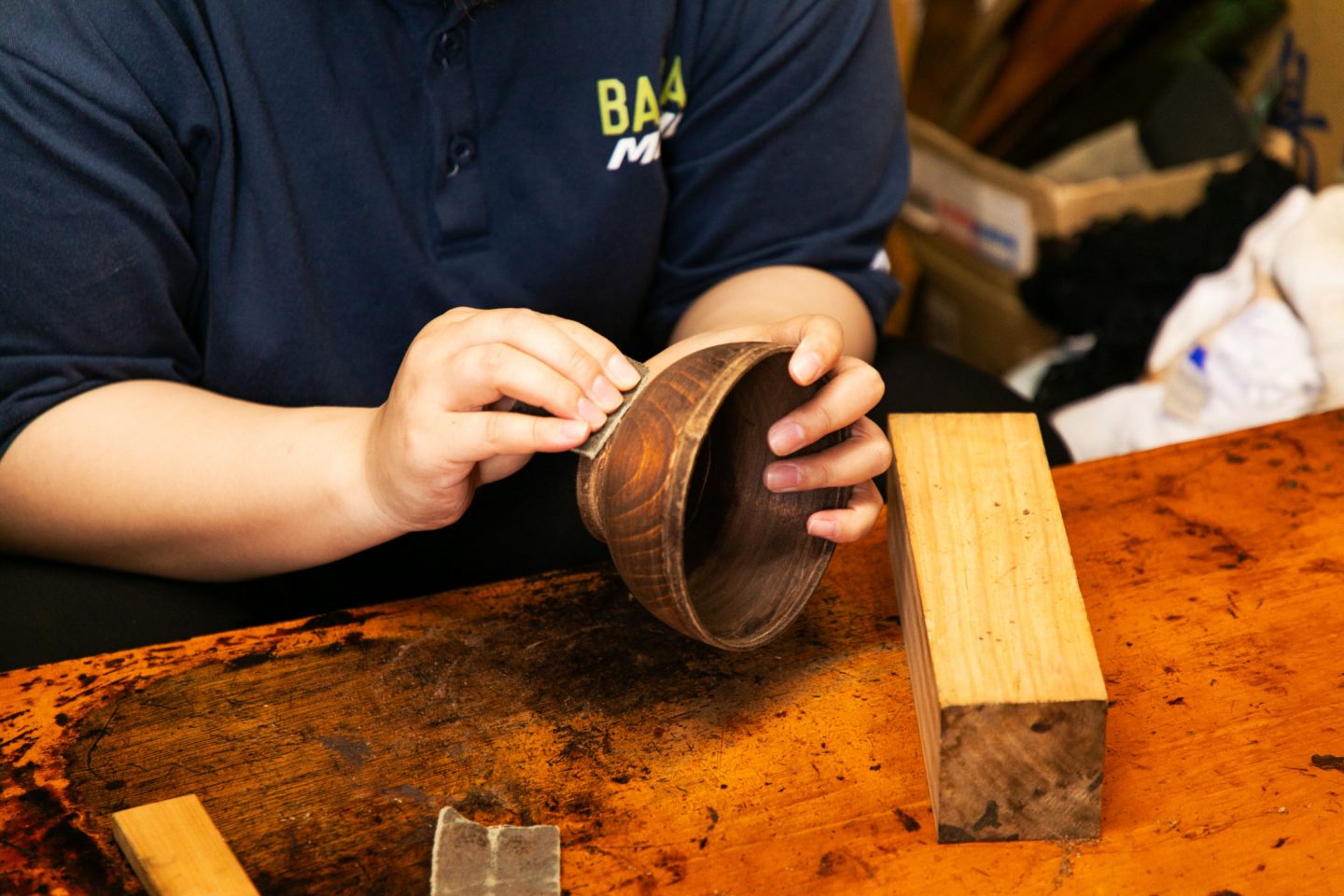 田谷漆器店のトレーラーハウス工房での制作風景・五十嵐一晴氏撮影