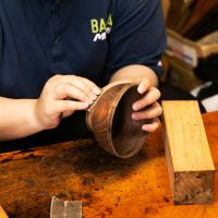 田谷漆器店のトレーラーハウス工房での制作風景・五十嵐一晴氏撮影