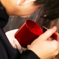 田谷漆器店のトレーラーハウス工房での制作風景・五十嵐一晴氏撮影