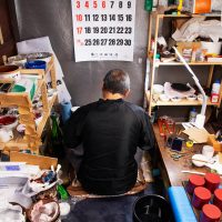 田谷漆器店のトレーラーハウス工房での制作風景・五十嵐一晴氏撮影