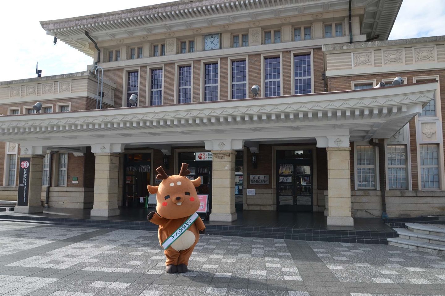 奈良観光案内所前のしかまろくん