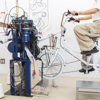 1927年創業の靴下メーカー〈創喜（そうき）〉の工場に隣接する〈S.Labo〉「チャリックス」の靴下編み体験の様子