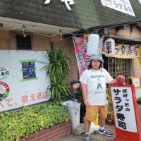 奈良県のローカル回転寿司屋〈ぽけっと寿司〉の外観とロッチ中岡