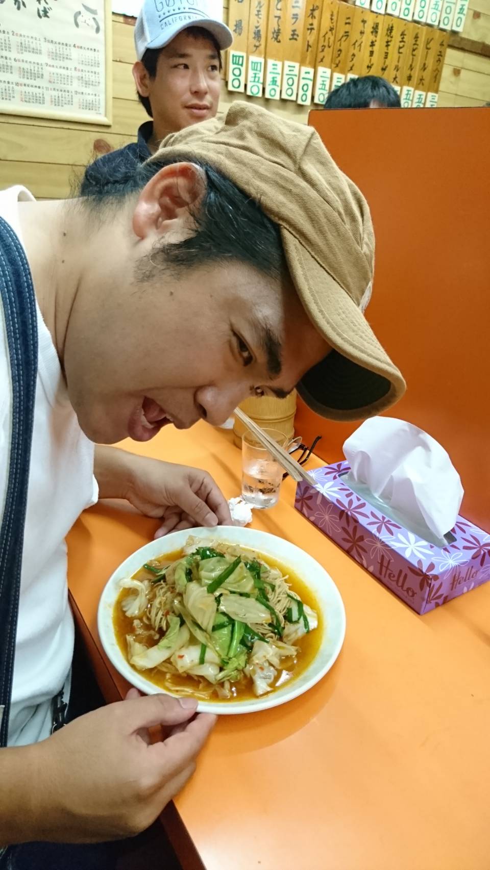 〈橿原スタナラーメン〉のスタミナ焼きそばを食べるロッチ中岡