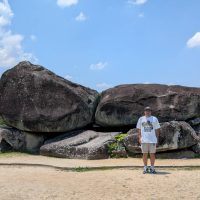 石舞台古墳の前に立つロッチ中岡