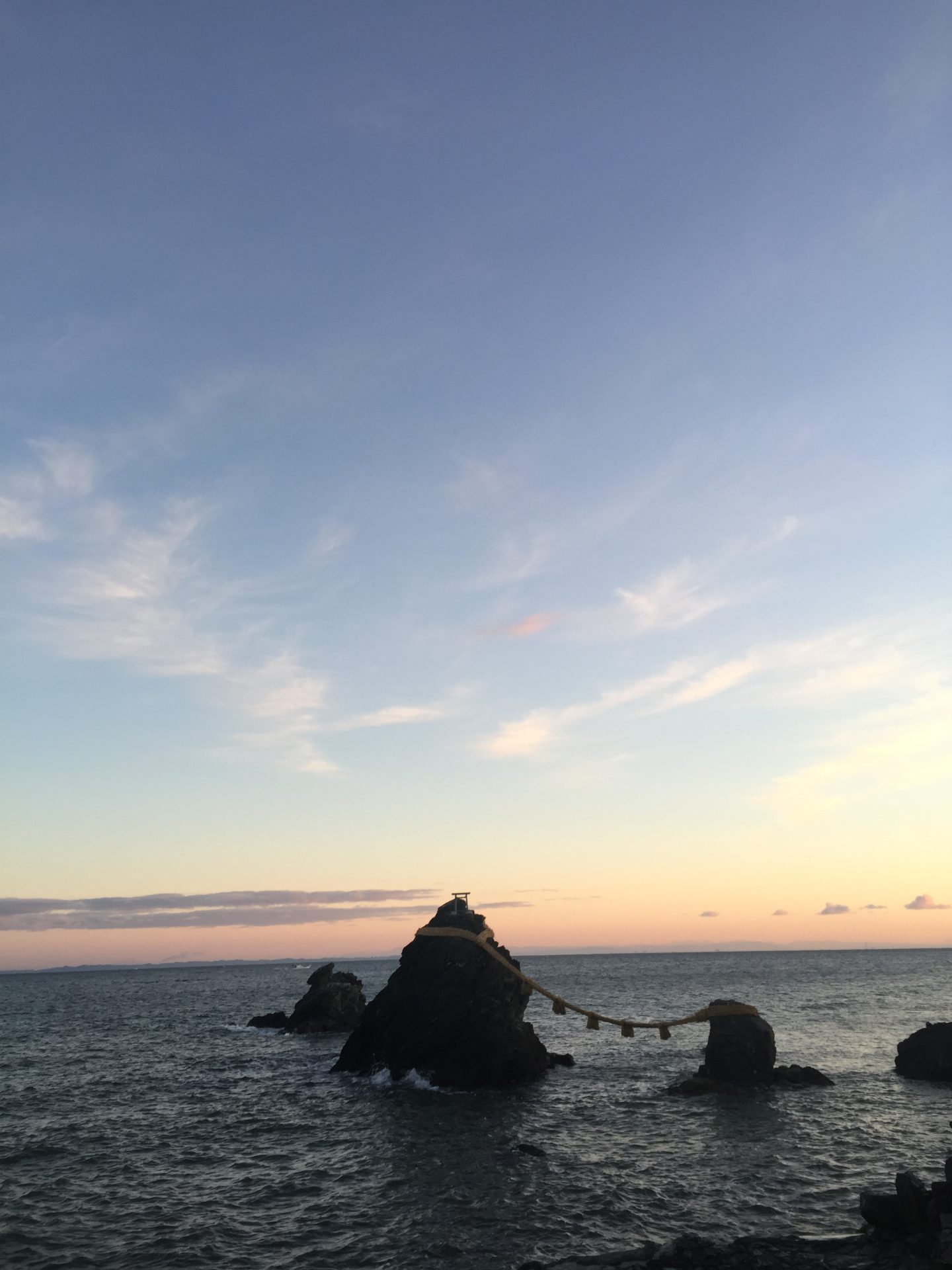 三重県伊勢市〈二見興玉神社（ふたみおきたまじんじゃ）　〉の夕暮れ時の夫婦岩