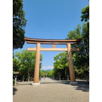 奈良県橿原市にある橿原神宮の参道と鳥居