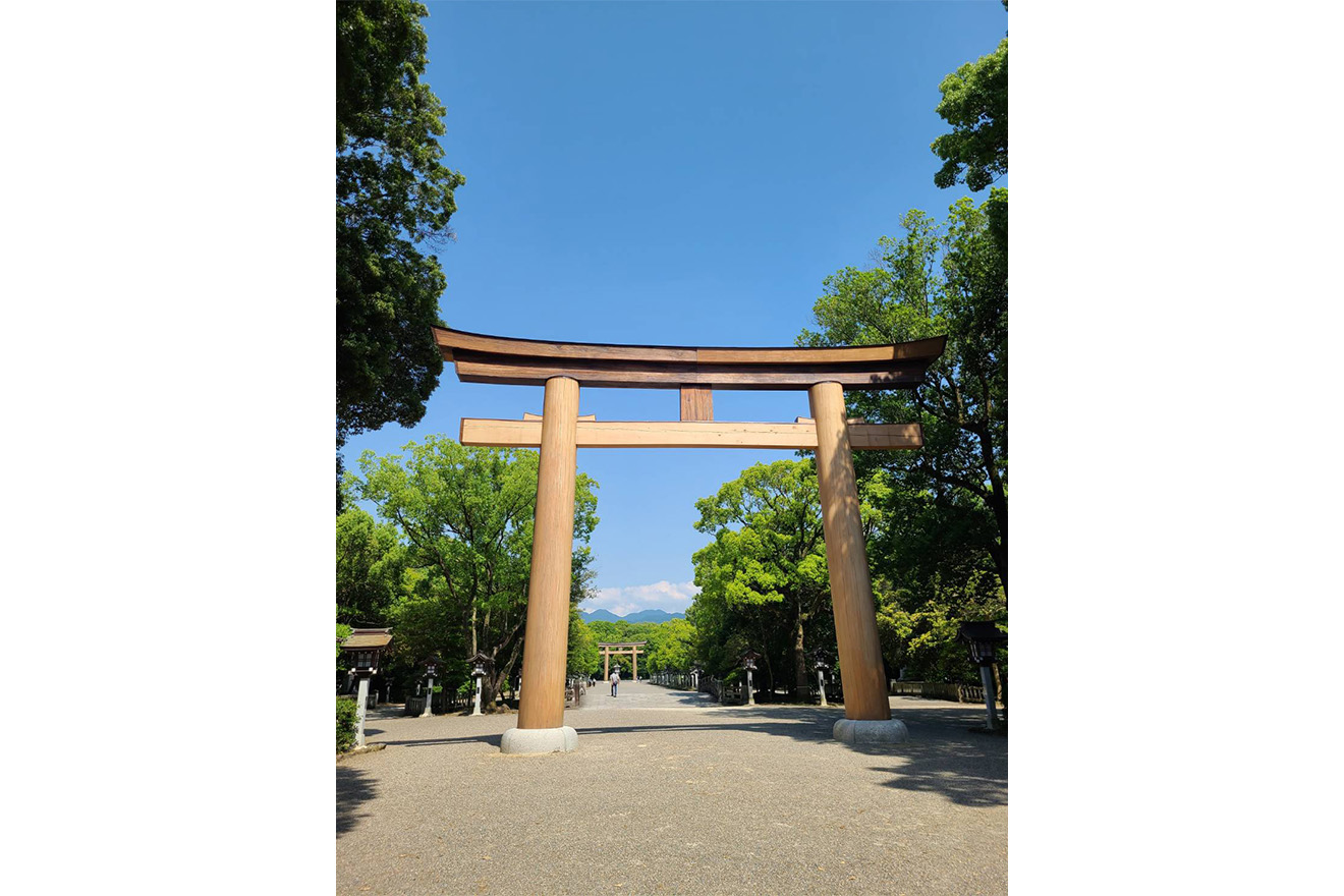奈良県橿原市にある橿原神宮の参道と鳥居