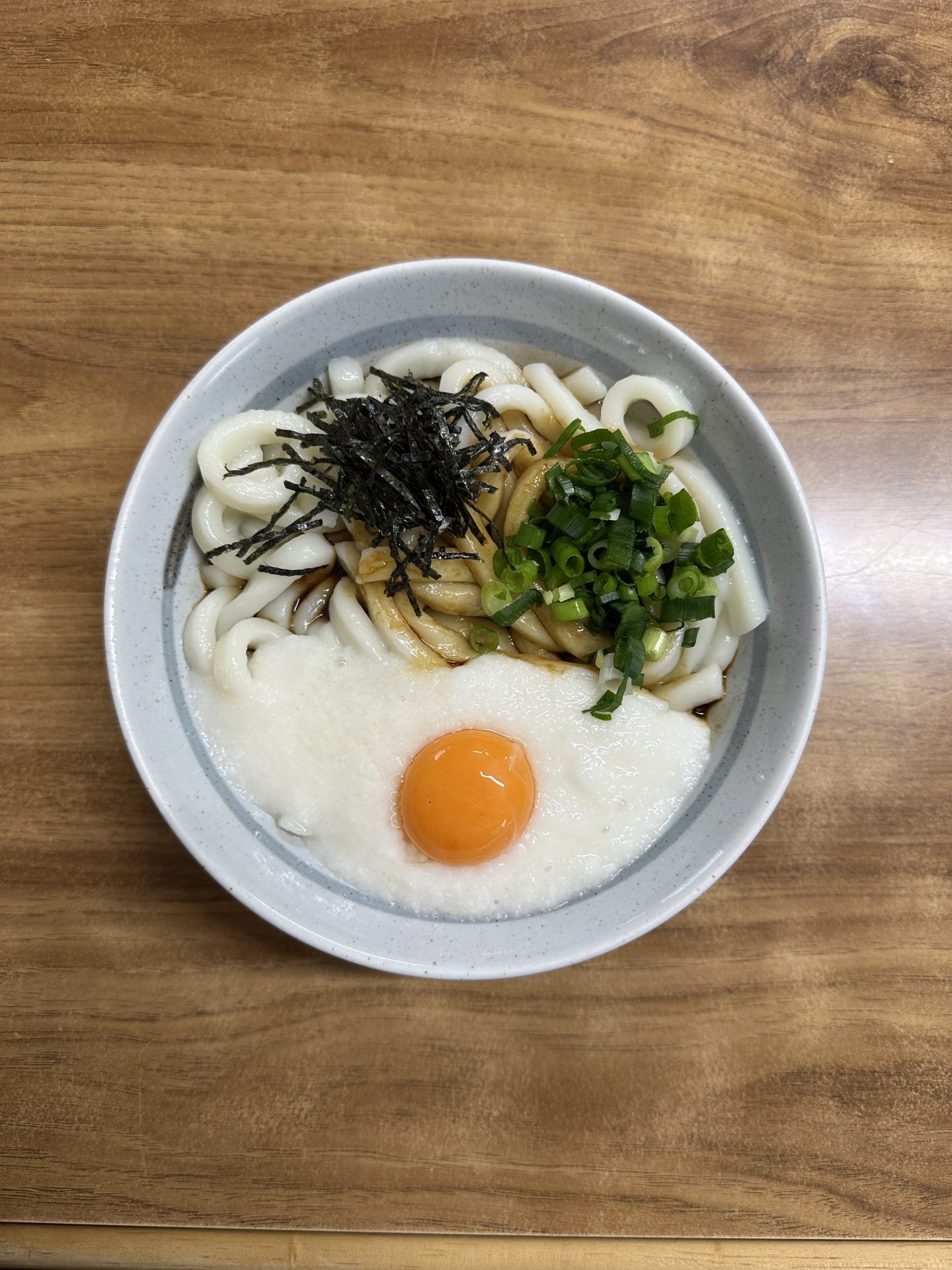 三重県伊勢市〈起矢食堂〉の「伊勢うどん月見山かけ」