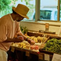 青果ミコト屋の鈴木鉄平さん