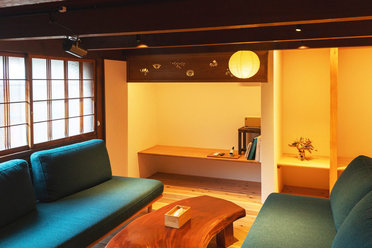 奈良県大和郡山市の一棟貸し宿〈帰々 KIKI〉のリビングスペース