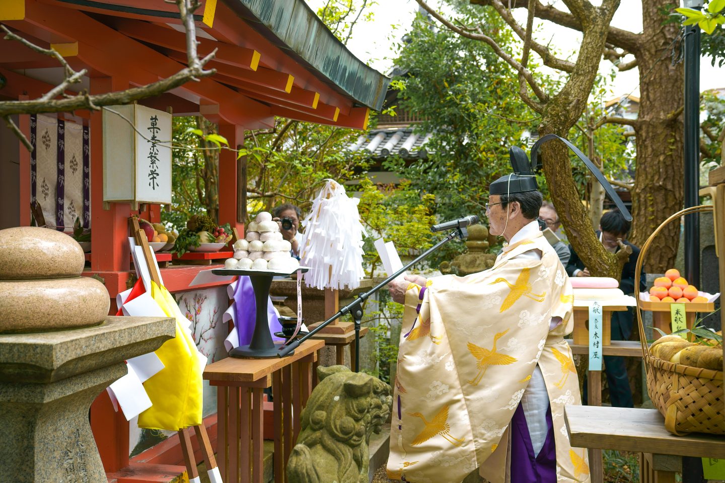まんじゅう発祥の地、奈良県奈良市〈林神社〉の「饅頭まつり」という伝統的な神事の様子
