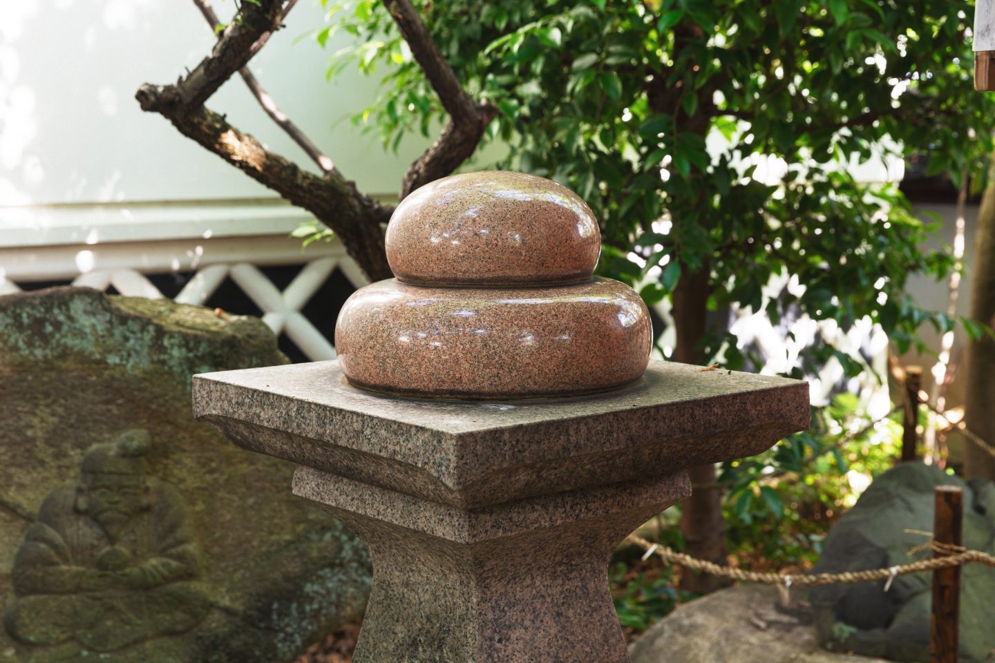 奈良県奈良市〈漢國神社〉内にある〈林神社〉の、まんじゅうの形をした灯籠