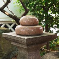 奈良県奈良市〈漢國神社〉内にある〈林神社〉の、まんじゅうの形をした灯籠