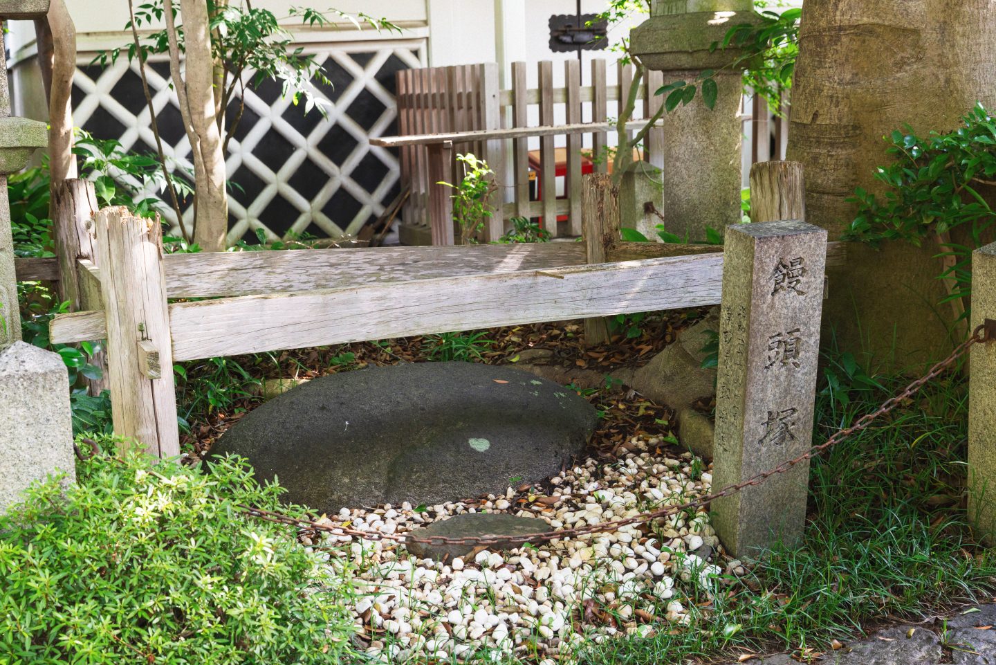 奈良県奈良市〈漢國神社〉内にある〈林神社〉の「まんじゅう塚」