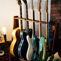 ネオ・ソウル・ギタリストのソエジマトシキさんの自宅の一角に飾られたギターたち （撮影：五十嵐一晴氏）