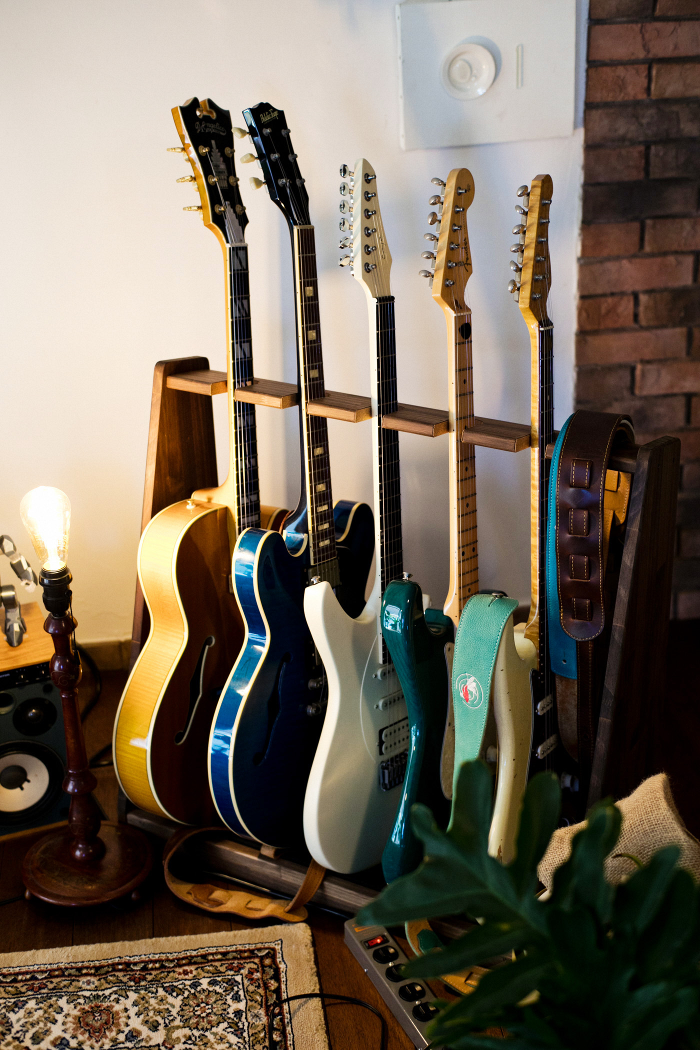 ネオ・ソウル・ギタリストのソエジマトシキさんの自宅の一角に飾られたギターたち （撮影：五十嵐一晴氏）