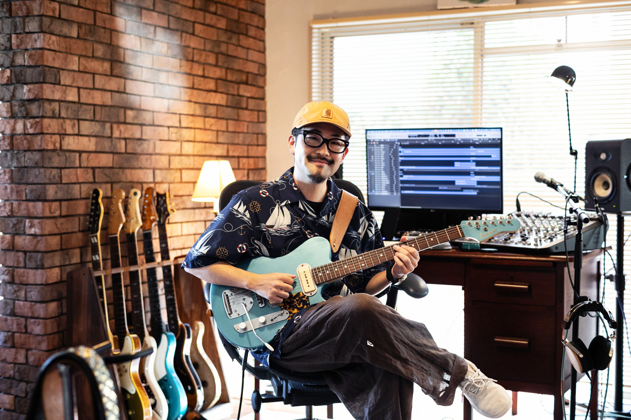 ホームスタジオ〈Kimama Studio〉でギターを演奏するネオ・ソウル・ギタリストのソエジマトシキさん（撮影：五十嵐一晴氏）